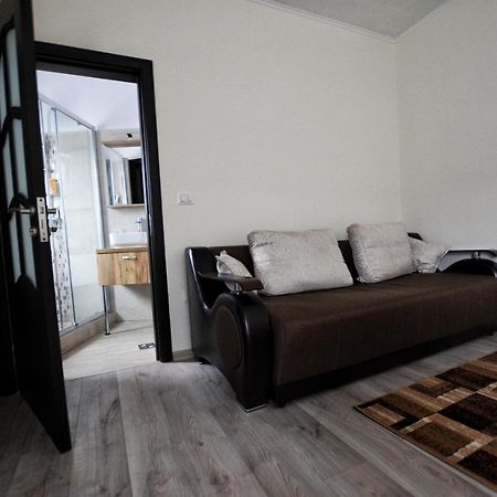 Flori'S Apartment Brasov Bagian luar foto